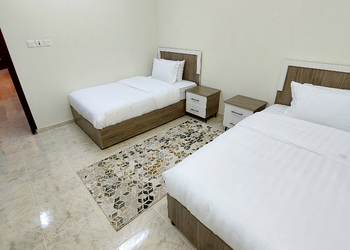 شقة بصالة وثلاث غرف نوم 