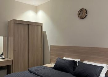 استديو بأثاث مريح وبسيط 