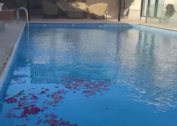 شاليه بمجلس مطل على المسبح 