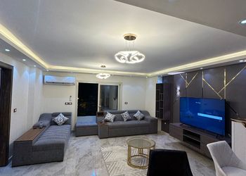 شقة بصالة وثلاث غرف نوم