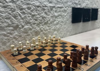 استديو بسرير مريح وتصميم هادئ 