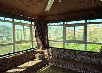 دور بثلاث غرف نوم وصالة ومجلس 