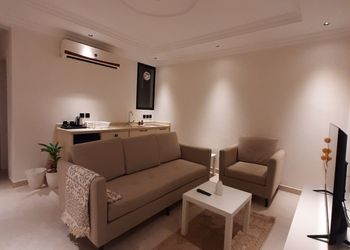 شقة بصالة أنيقة ودخول ذاتي