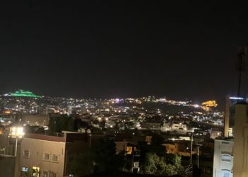 شقة بصالة انيقة وثلاث غرف نوم 