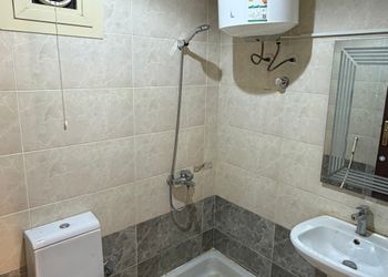 شقة بأثاث بسيط ومريح