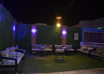 شالية بجلسة مطلة على مسبح 