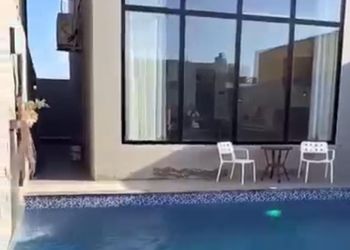شاليه بصالة جلوس ومسبح خارجي