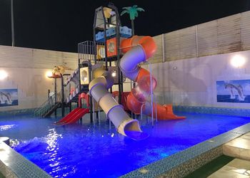 شاليه بألعاب مائية وصالة جلوس