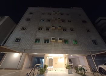 شقة بصالة مريحة وغرفة نوم 