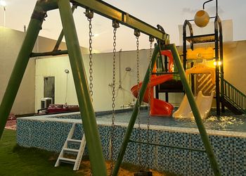 شاليه بمسطح اخضر وجلسة خارجية