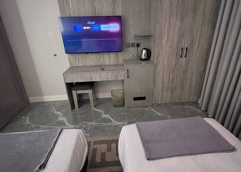 استديو بأثاث مريح وبسيط 
