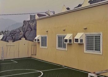 استراحة بصالة وملعب كرة قدم