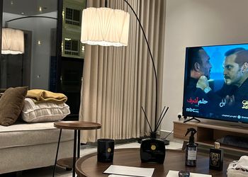 شقة بصالة مريحة وغرفتين نوم 