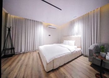 استديو بسرير ماستر وجلسة مريحة 
