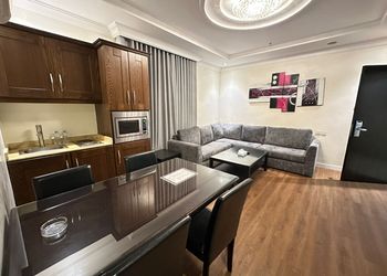 شقة بصالة انيقة وغرفة نوم
