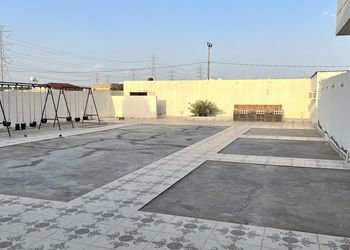 استراحة بألعاب أطفال وفناء خارجي