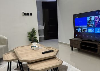 شقة بصالة انيقة وغرفة نوم