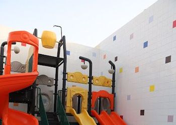 شاليه بجلسة خارجيه وركن شواء