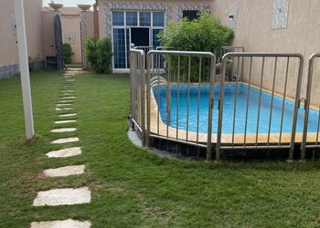 شاليه بمسبح خارجي وجلسة خارجية