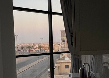 شقة بصالة انيقة وغرفة نوم 