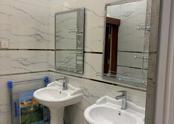 شقة بصالة أنيقة وثلاث غرف نوم 