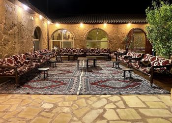 استراحة بمسبح داخلي  و مسطح اخضر