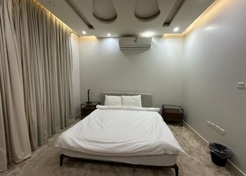 شقة بغرفة نوم مع غرفة معيشه 