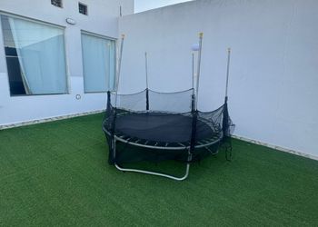 شاليه بألعاب أطفال ومسبح