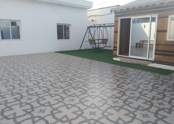 شاليه بجلسة خارجية ومسبح داخلي 