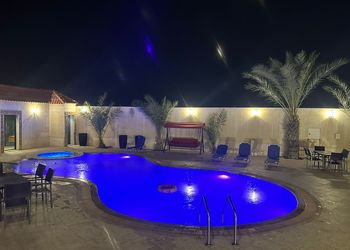 شاليه بمسطح اخضر ومسبح