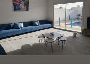 شاليه بجلسة خارجية ومسبح 