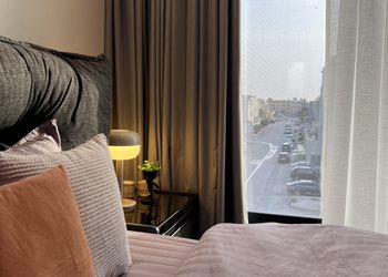 استديو بأثاث مريح وبسيط 