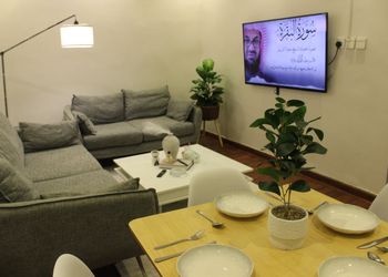 شقة بغرفتين نوم وجلسة خارجية 