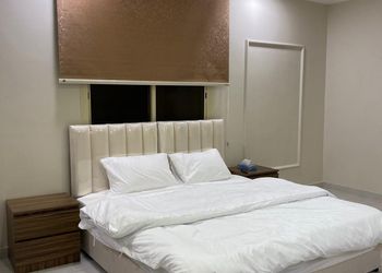 استديو بسرير ماستر وأثاث مريح 