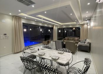 شاليه بغرفة نوم مطلة على المسبح
