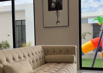 شاليه بجلسة خارجية ومسطح اخضر
