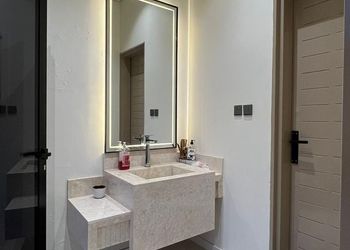 شاليه بمسطح اخضر وصالة