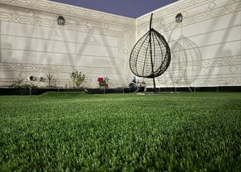 شاليه بمسطح اخضر ومسبح