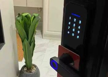 شقة بصالة أنيقة ودخول ذاتي
