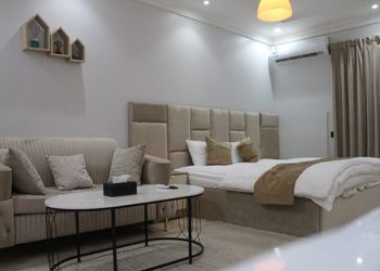 استديو بأثاث مريح وبسيط 