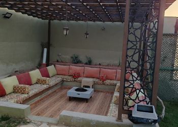 شاليه بمسطح اخضر وجلسة خارجية 