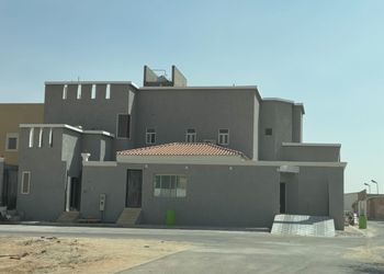 فيلا بصالة جلوس وجلسة خارجية