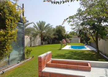 استراحة بمسبح خارجي ومسطح اخضر