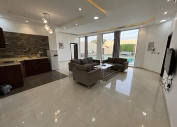 شاليه بممسبح خارجي ومسطح اخضر