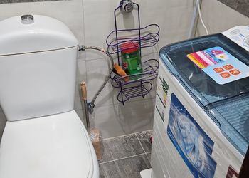 شقة بصالة وثلاث غرف نوم