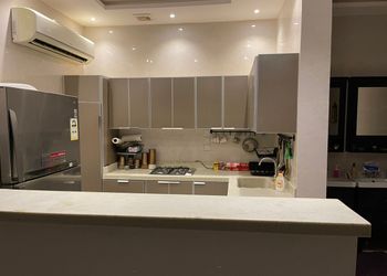 استراحة بملعب كرة طائرة ومسبح