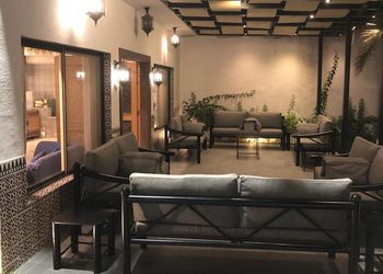 شاليه بمسطح اخضر وجلسة خارجية 