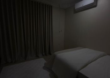 شقة بصالة جلوس وغرفتين نوم 