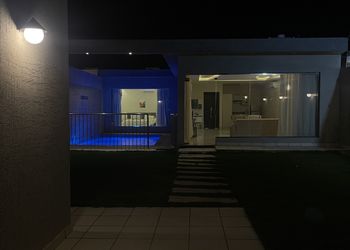 شاليه بمسبح خارجي ومسطح اخضر
