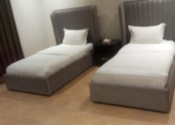 شقة بغرفة معيشة وغرفتين نوم 